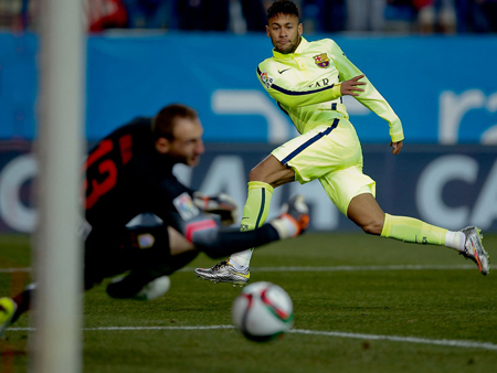 Neymar trong pha ghi bàn vào lưới thủ môn Jan Oblak quân bình tỷ số 1 - 1 cho Barcelona.